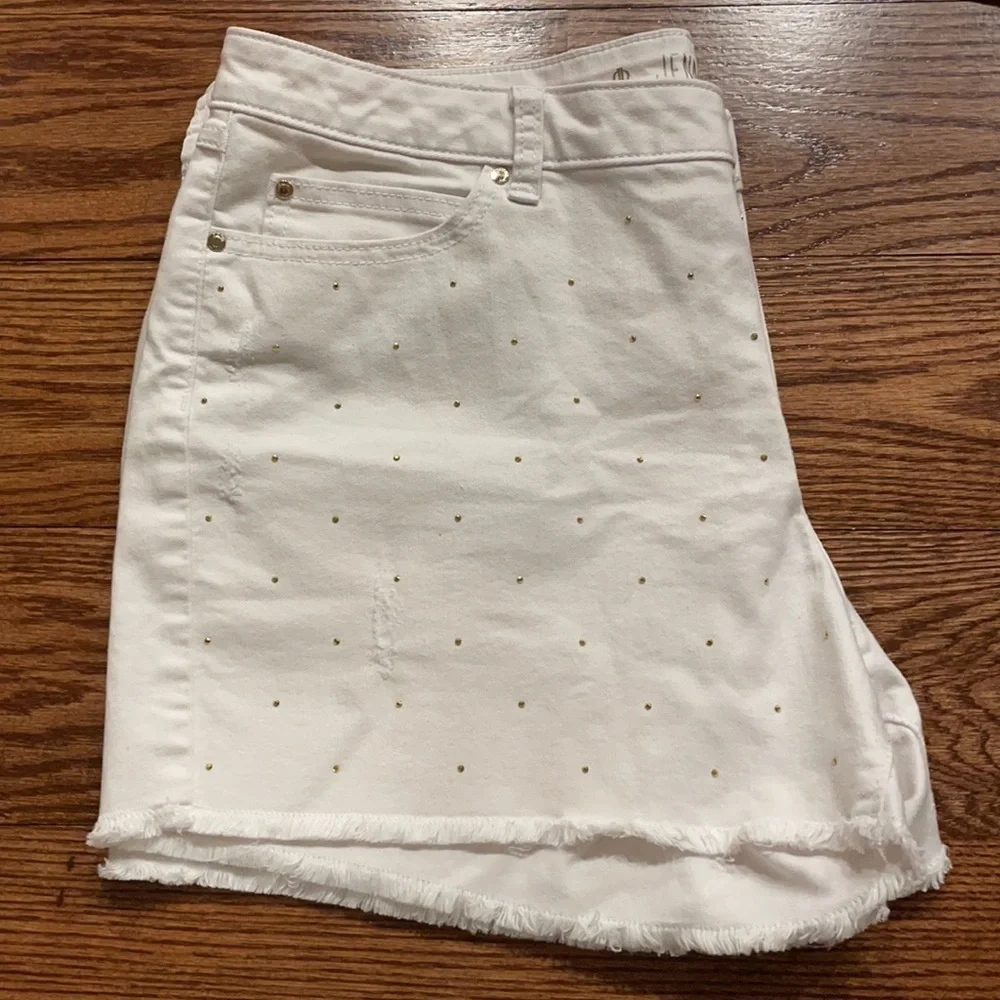 JENNIFER LOPEZ WHITE DENIM SHORTS with GOLD STUDS raw hemline 5 pocket sz 16